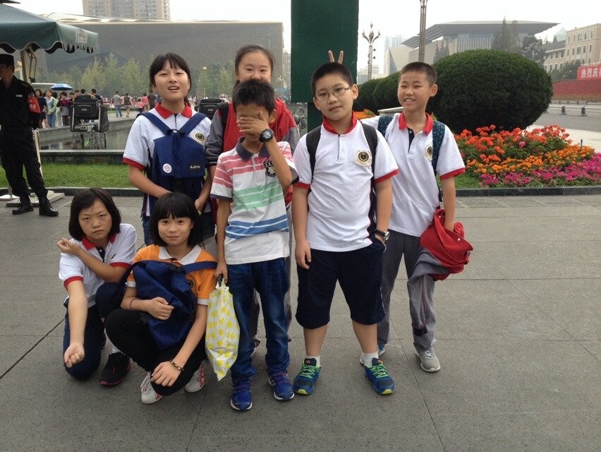 天府广场留影先。同学，没穿校服也不用把脸遮完啊！？