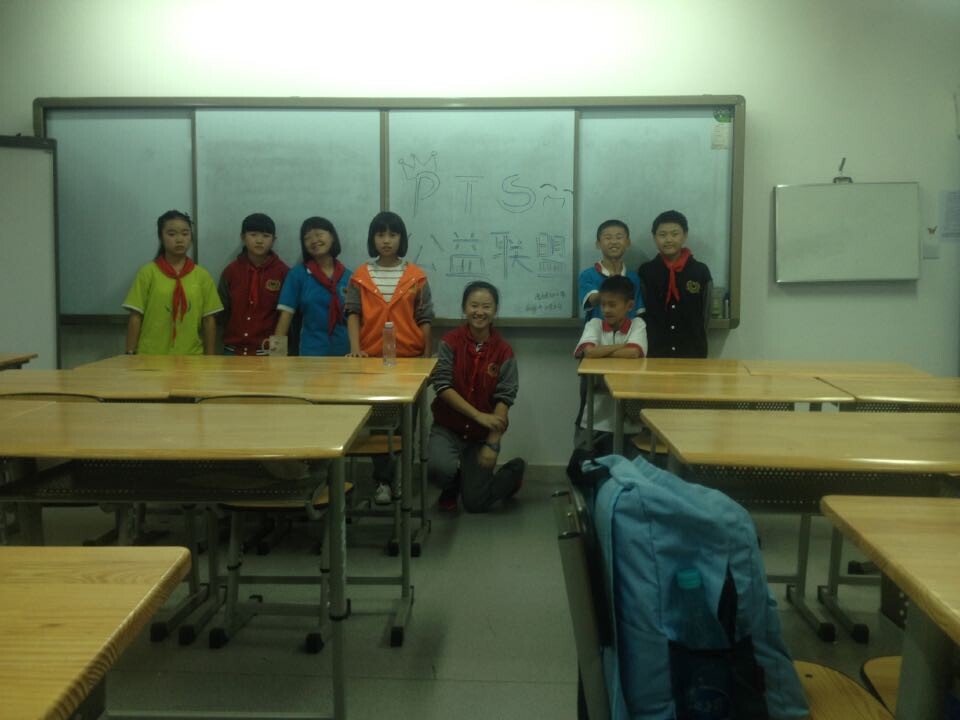 回校总结。书包这么抢镜，也要加入我们的社团？